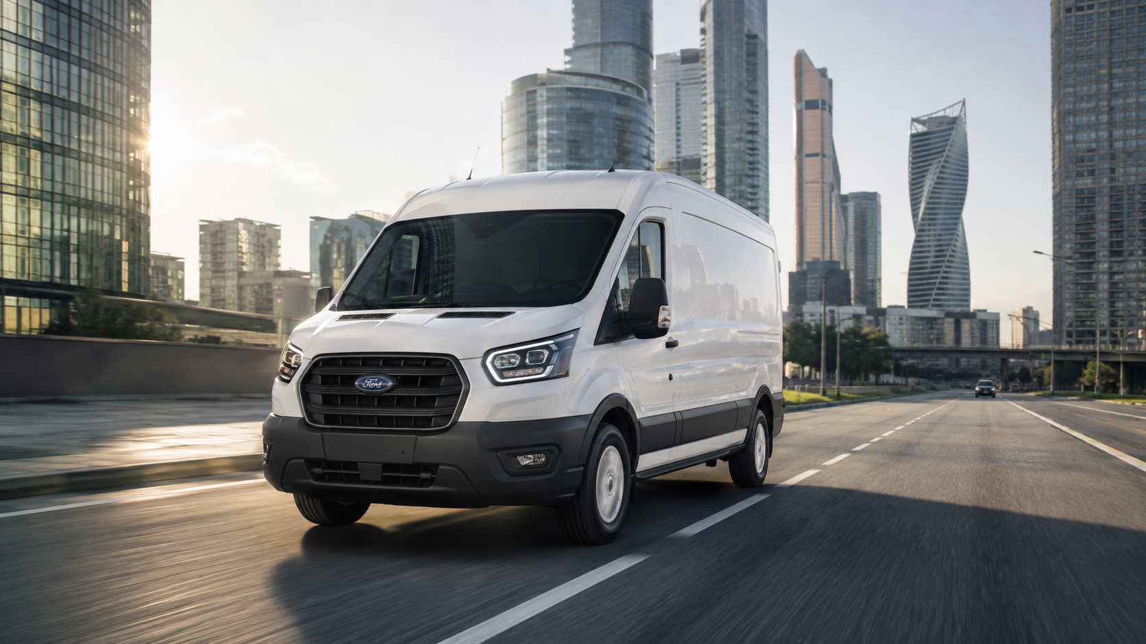 Белый Ford Transit на городской дороге
